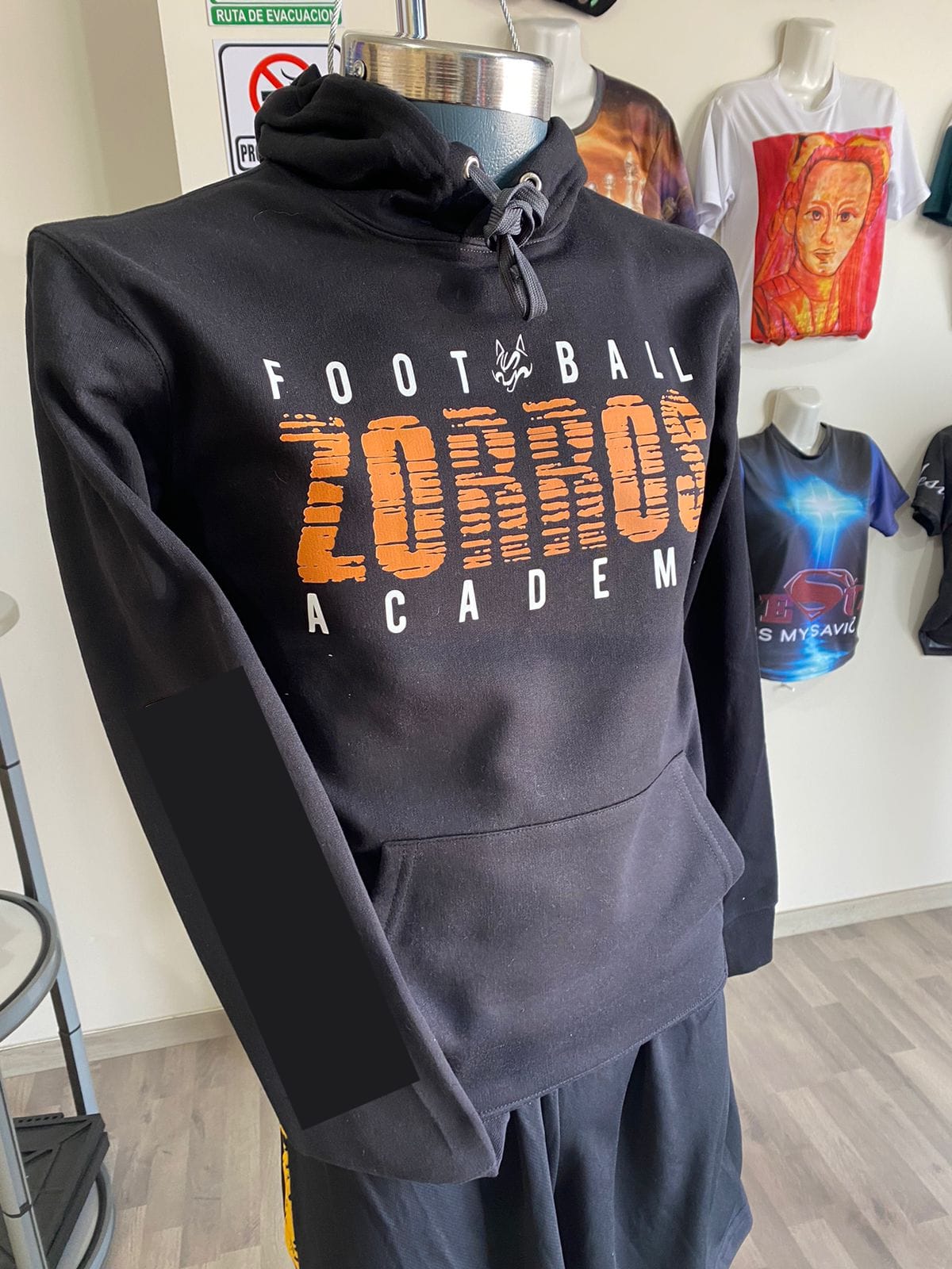 Sudadera negra con capucha y bolso canguro en tallas infantiles y de adulto